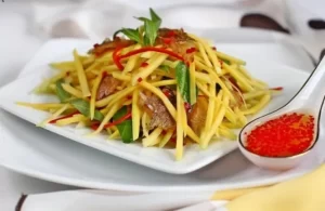 Gỏi xoài khô sặc – 100 món ăn Việt