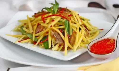 Gỏi xoài khô sặc – 100 món ăn Việt