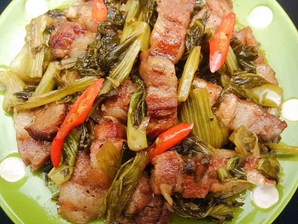 Thịt heo quay kho cải chua