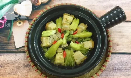 Thịt heo quay kho dưa chua