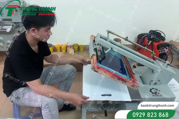 In lụa gia công trên bao bì nhựa