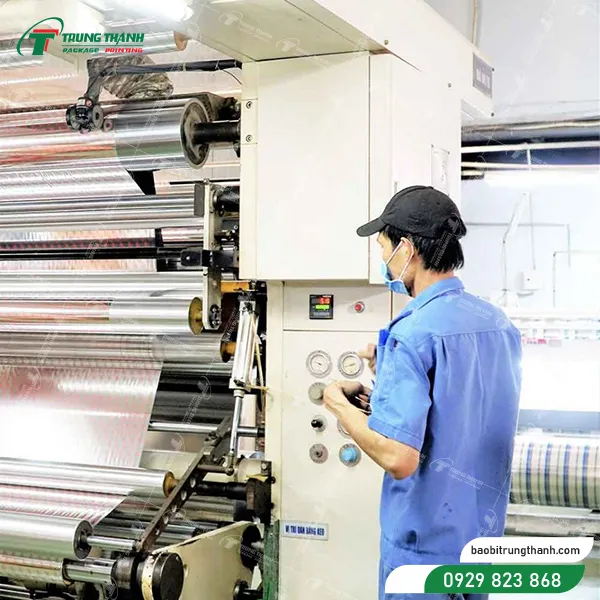 Công nhân kiểm soát quá trình in