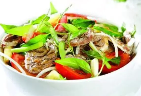 Lẩu bắp bò nhúng hành răm - Christine Ha