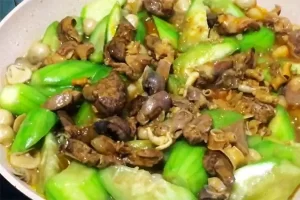 Lòng gà xào mướp – 100 món ăn Việt