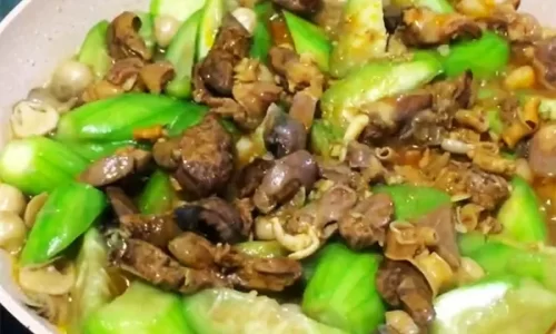 Lòng gà xào mướp – 100 món ăn Việt