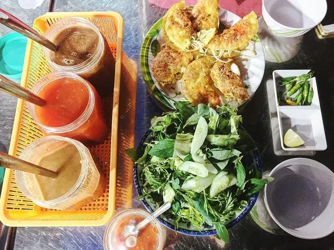 Nước mắm đỏ chấm bánh căn Phan Rang