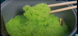 Cách nấu xôi lá dứa bằng nồi cơm điện thơm ngon dẻo tơi – SKTS