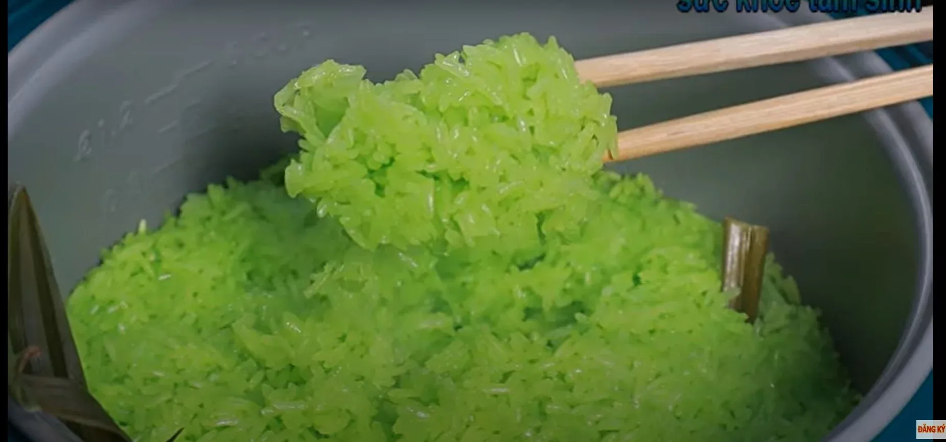 Cách nấu xôi lá dứa bằng nồi cơm điện thơm ngon dẻo tơi - SKTS