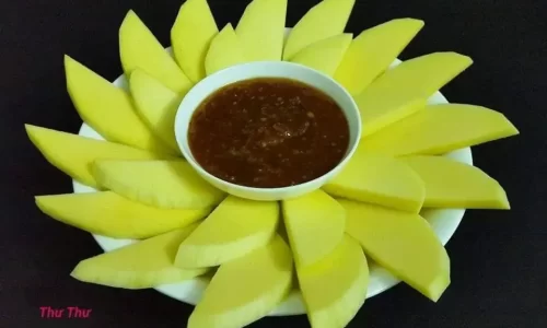 Sốt mắm me kiểu Thái chấm xoài