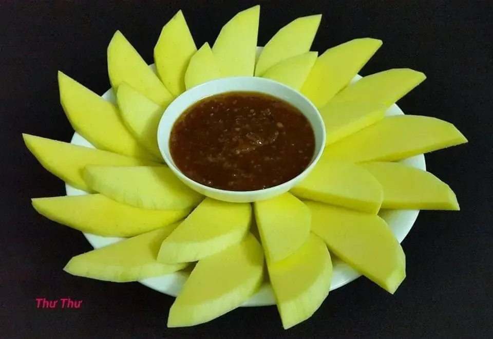 Sốt mắm me kiểu Thái chấm xoài