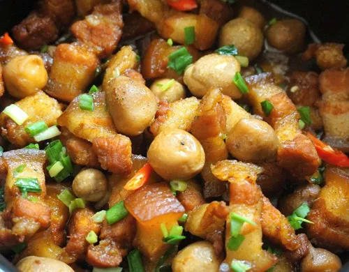 Thịt ba chỉ kho nấm rơm