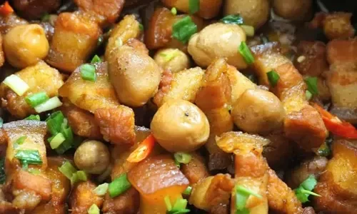 Thịt ba chỉ kho nấm rơm