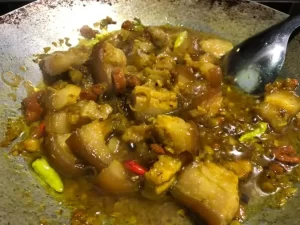 Thịt ba chỉ kho sả – Thanh Bùi