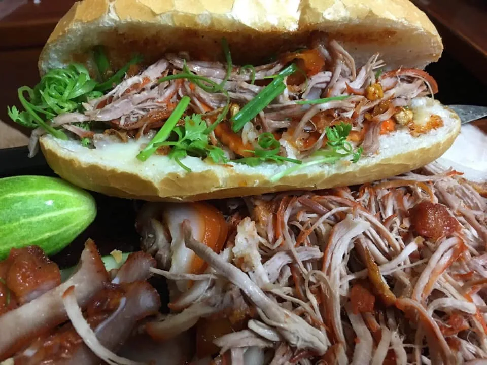 Thịt gà xé bơ tỏi -  Bánh mì gà xé - Thanh Bùi