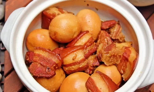 Thịt kho trứng nước dừa