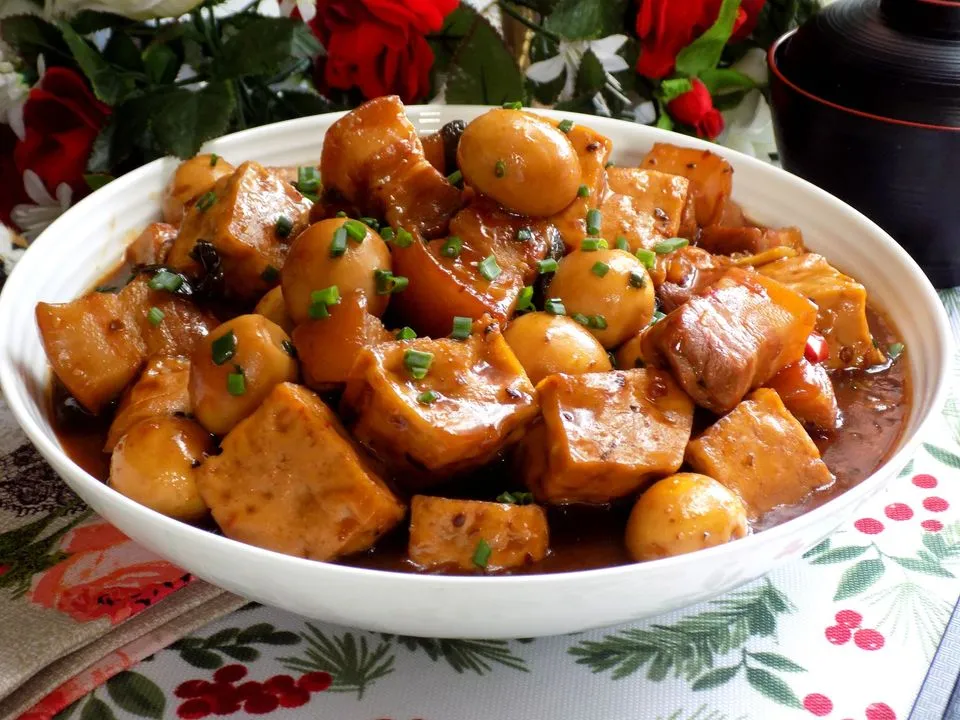 Thịt kho trứng đậu hũ - Lam Anh Dao